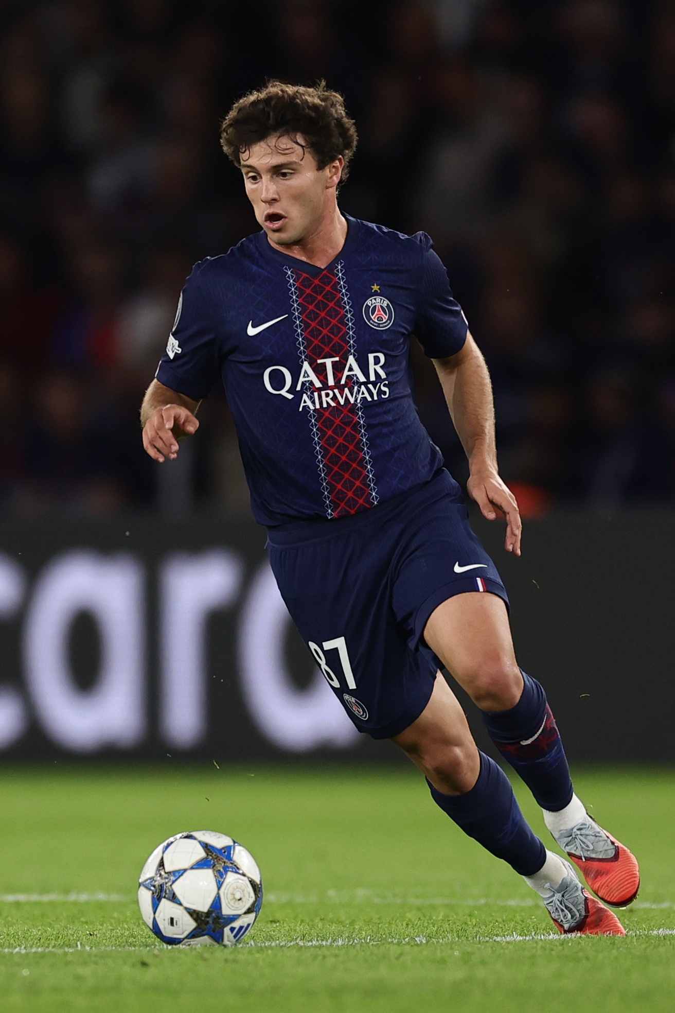 开元体育-关于转会期巴黎圣日耳曼备战欧联，防线松动细节曝光，质疑声仍在，资深球员宣示担当的信息